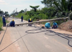 Xe ben kéo đổ gần chục cột điện ở Sài Gòn