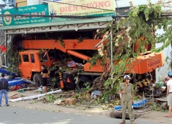 Xe cẩu tông hàng loạt người, lao sập cửa hàng