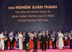 100 doanh nhân tiêu biểu 2016 nhận cúp Thánh Gióng