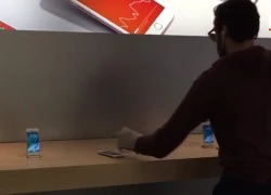 Apple Store bị khách hàng đập phá iPhone