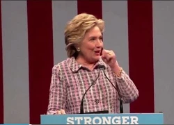 Bà Clinton ho sù sụ, phải nhờ mật vụ dìu xuống khán đài