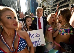 Bản sao của Trump và dàn người đẹp bikini gây náo loạn New York