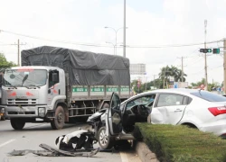 Bị xe tải tông, ôtô lao lên dải phân cách