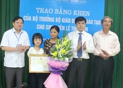 Bộ GD&ĐT tặng bằng khen vượt khó cho nữ sinh không tay