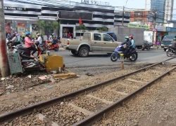 Bỏ xe máy, lao vào tàu lửa bị cán tử vong