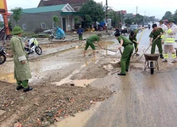 Cảnh sát dọn bùn trên quốc lộ 1A