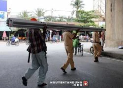 CSGT khiêng tôn thép trên xe 'tử thần' ở Sài Gòn, không cho phép tiếp tục lưu thông