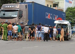 Cụ bà 80 tuổi ngã vào gầm container