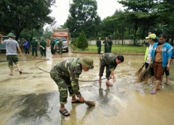 Dân bức xúc vì cứ thủy điện xả nước, phải leo lên nóc nhà