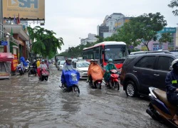 Đường vào sân bay Tân Sơn Nhất ngập, tắc nặng sau mưa lớn