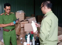 Hà Nội: Thu giữ hàng nghìn chai mỹ phẩm Trung Quốc gắn mác "hàng hiệu"