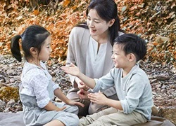 Hai con Lee Young Ae càng lớn càng xinh