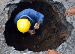 'Hố tử thần' sâu 2 m trên phố Sài Gòn