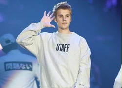 Justin Bieber bị người hâm mộ ngó lơ khi đang tâm sự