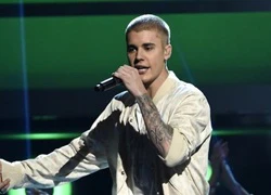 Justin Bieber ngừng biểu diễn để yêu cầu fan im lặng