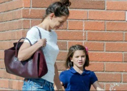 Katie Holmes đã một mình chăm sóc cho bé Suri như thế này