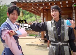 Lee Joon Ki khen ngợi và cho Baekhyun nhóm EXO những lời khuyên trong quá trình quay Moon Lovers.