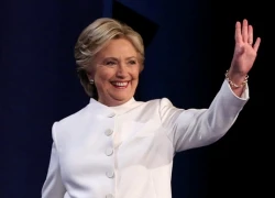 Mặc đồ trắng khi tranh luận, Clinton ngầm chỉ trích Trump