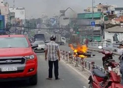 Mô tô phân khối lớn bốc cháy ngùn ngụt, chủ xe bỏ chạy thoát thân