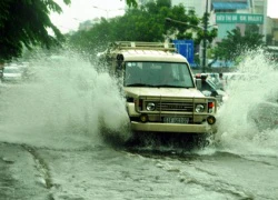 Mưa không lớn, đường vào Tân Sơn Nhất vẫn ngập sâu