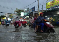 Mưa lớn kết hợp triều cường, nước dâng cuồn cuộn trên đường phố Sài Gòn