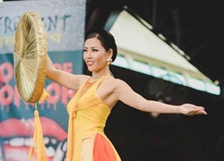 Nguyễn Loan trình diễn áo tứ thân ở Miss Grand International