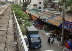 Nhịp sống sát bên đường tàu chạy trong lòng Hà Nội