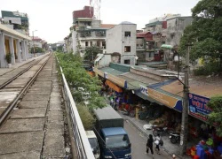 Nhịp sống sát bên đường tàu trong lòng Hà Nội