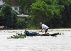 Nước lũ tràn ngập vùng trũng Thừa Thiên Huế