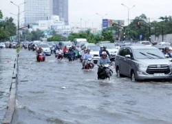 Phố Sài Gòn lại chìm trong nước sau ngày mưa tầm tã