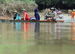 Rốn lũ Quảng Bình vẫn bị cô lập vì đường ngập 5m