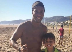 Ronaldinho quên đi làm cho Barca vì mải tắm biển