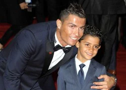 Ronaldo bất ngờ làm người nhặt bóng trong trận đấu của con trai