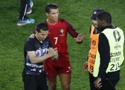 Ronaldo thoải mái chụp tự sướng cùng fan cuồng