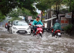 Sài Gòn tiếp tục đối diện mưa, ngập