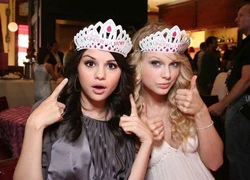 Taylor Swift tận tình giúp đỡ Selena Gomez vượt qua bệnh tật