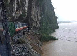 Tối nay, đường sắt Bắc-Nam thông tuyến sau 3 ngày bị lũ cô lập