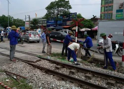 Vụ tàu đâm ô tô, 6 người chết: Người gác chắn đường tàu nói gì?