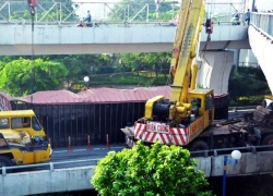 Xe container lật ngang cầu trung tâm ở Sài Gòn