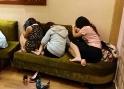 60 tiếp viên ăn mặc mát mẻ ngồi phục vụ khách Hàn Quốc hát karaoke "chui"