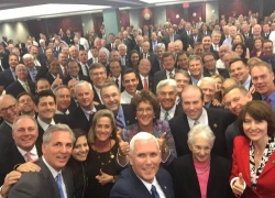 Ảnh selfie của phó tướng Trump bị chỉ trích vì toàn quan chức da trắng