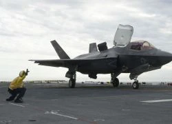 Chiến đấu cơ tàng hình F-35 cất cánh từ tàu đổ bộ tấn công của Mỹ