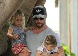 Chris Hemsworth 'cắp nách hai con' đi chơi