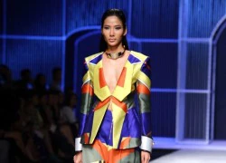 Dàn mẫu Next Top trình diễn không nội y trên sàn catwalk