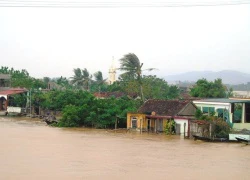 Hàng nghìn ngôi nhà ngập sâu, giao thông nhiều nơi bị chia cắt