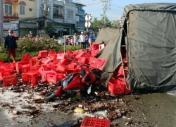 Hàng trăm thùng bia đổ lên người đôi nam nữ đi đường