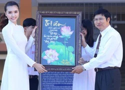 Hoa hậu Ngọc Duyên diện áo dài giản dị, tri ân thầy cô giáo cũ