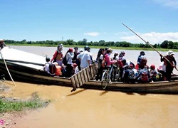 Học sinh Quảng Ngãi đối mặt nguy hiểm khi vượt sông đi học