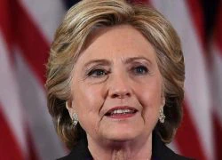 Khuôn mặt không son phấn của bà Clinton nói lên điều gì?