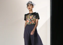 Lê Thuý diện váy thướt tha trên sàn catwalk